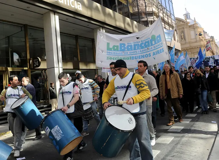 Paritarias: trabajadores bancarios rechazan aumento del 9% en cuotas y anuncian protestas
