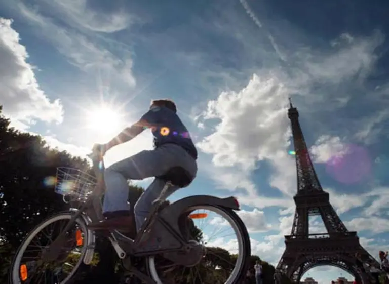 Francia planea dar un pago extra a quienes vayan a trabajar en bici