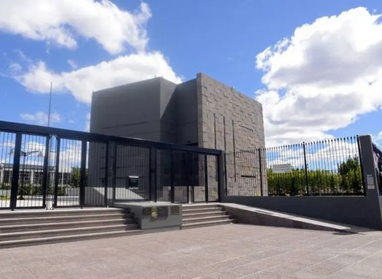 Cedió la base del mausoleo de Néstor Kirchner y temen por un posible derrumbe sobre el féretro