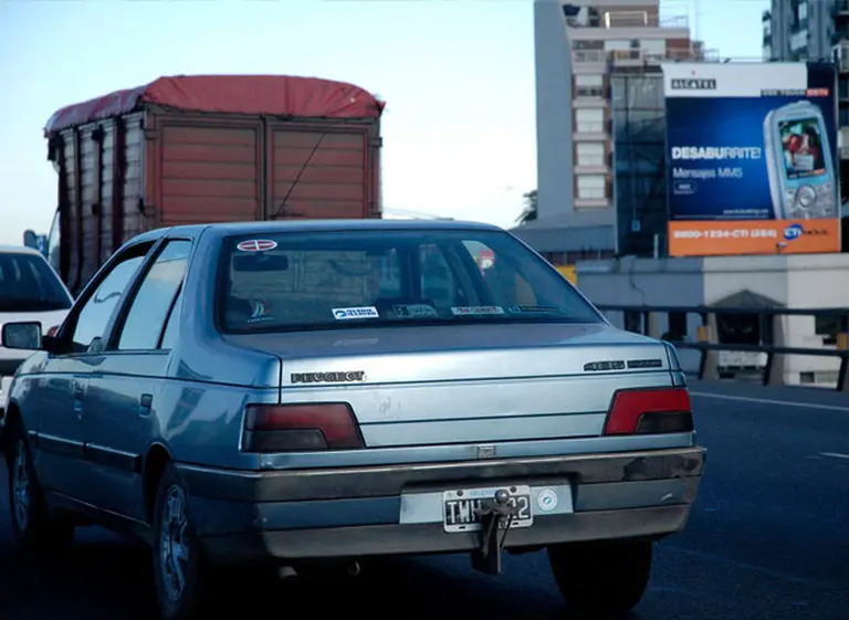 Aplicarán severas multas a quienes tapen las patentes de los autos