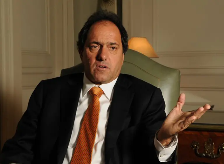 Buenos Aires: empleados estatales silbaron a Scioli en un acto realizado en La Plata