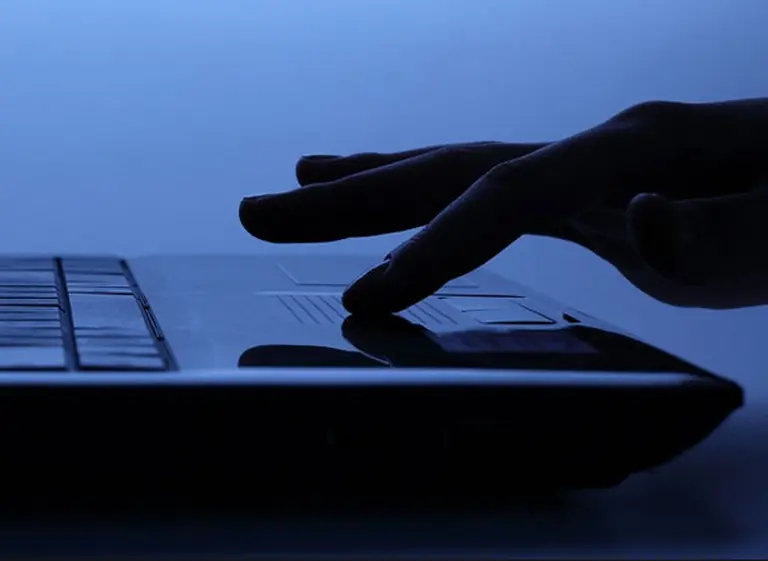 Si quiere conseguir trabajo, acuérdese de borrar su "huella digital"