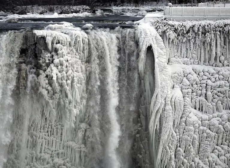 Postales del frí­o extremo: por la ola polar, se congelaron hasta las cataratas del Niágara