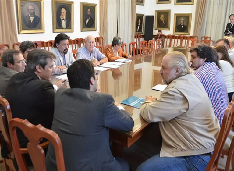 El gobierno de Entre Rí­os pactó una "suma puente" con estatales y posterga paritarias hasta marzo