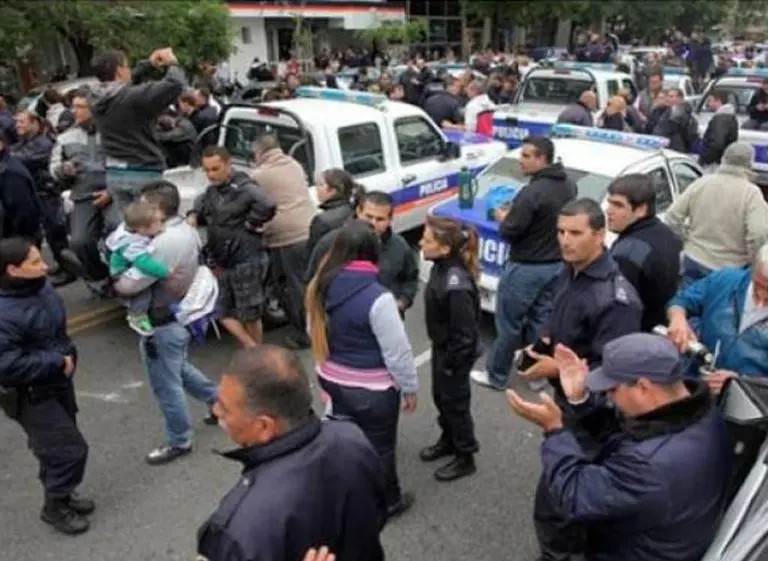 Concordia: denuncian a esposas de policí­as por presionar a un súper para que les den productos