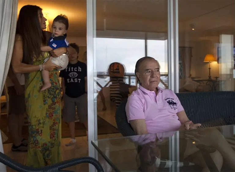 Carlos Menem, de vacaciones: "Elegimos Punta del Este porque acá no hay problemas"