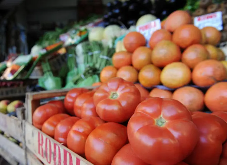 En el Mercado Central, el kilo de tomate cuesta 6 veces menos que el de "Precios Cuidados"