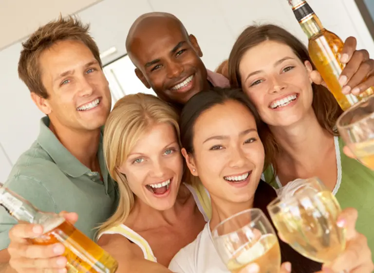 Mes del amigo: las marcas lanzan sus promociones para el festejo del 20 de julio