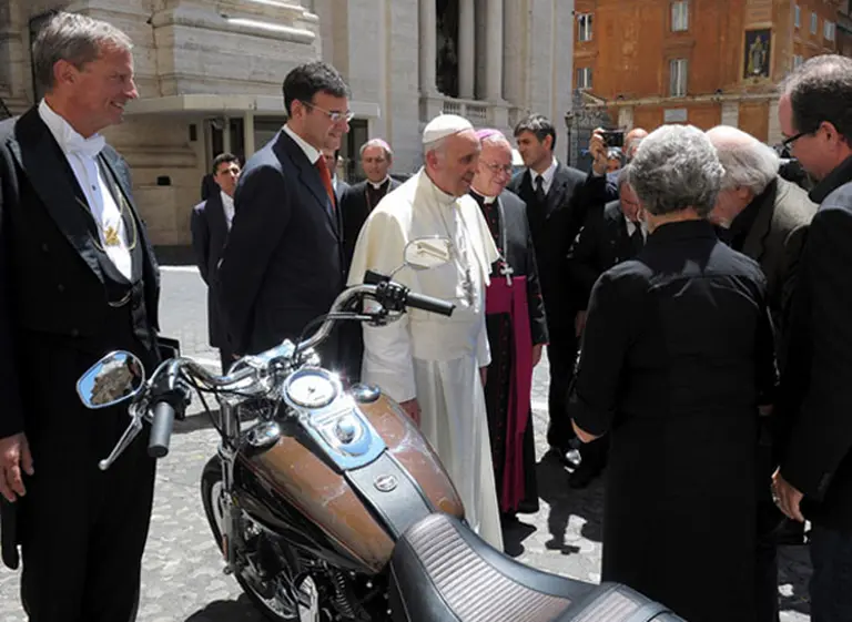 El Papa Francisco subastará su Harley Davidson para ayudar a Caritas