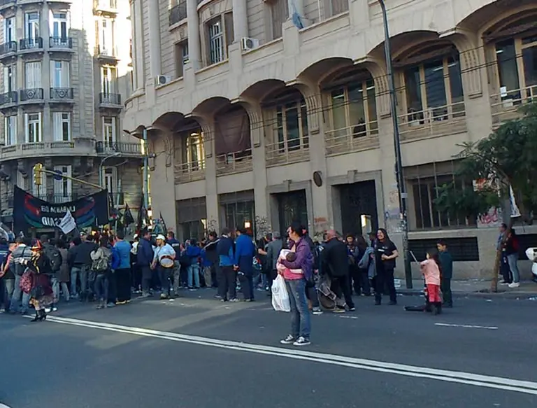 Empleados de una fábrica textil toman el Ministerio de Trabajo