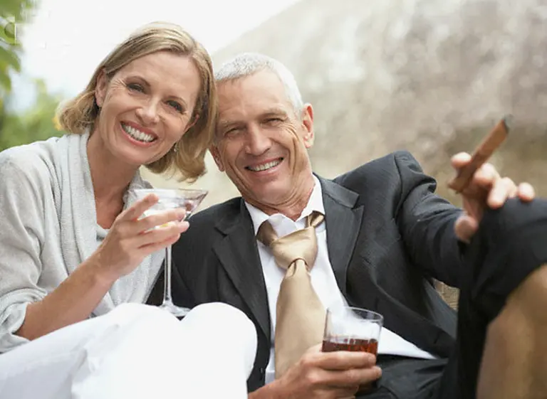 Whisky y una pareja joven: la receta para una vida larga y feliz