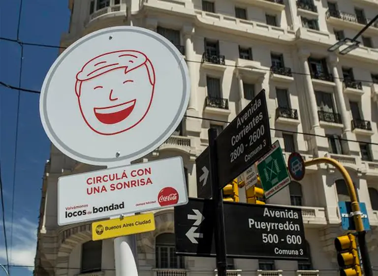 Coca-Cola lanzó en las calles de la ciudad de Buenos Aires sus "señales de bondad"