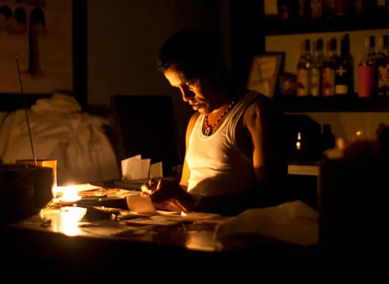 Otra vez hubo cortes de luz en Capital y los vecinos protestaron con piquetes en las calles