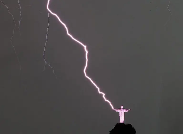 Un rayo le rompió un dedo a la imagen del Cristo Redentor en Rí­o de Janeiro