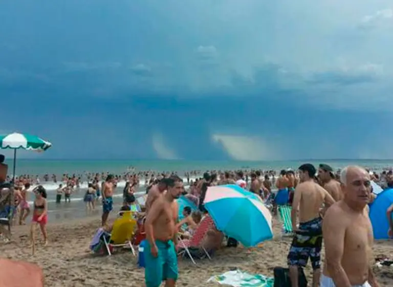 Pánico en Mar del Plata: ocho heridos por la caí­da de rayos en balnearios del sur