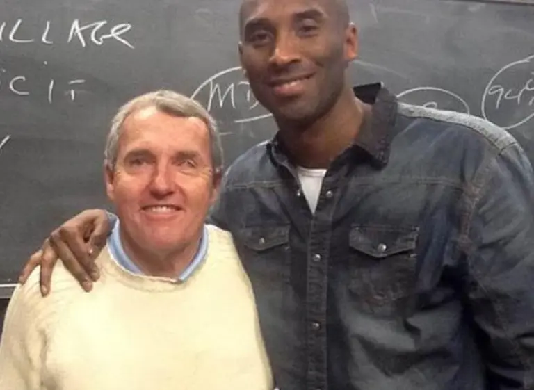 Kobe Bryant, estrella de la NBA, vuelve inesperadamente a la universidad