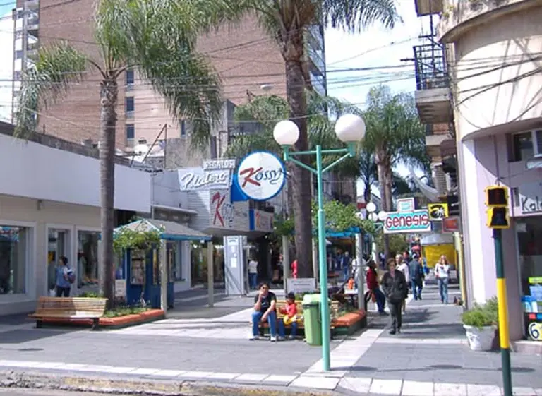 Tras la devaluación, miles de uruguayos viajan a la Argentina para hacer compras