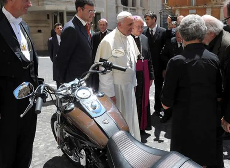 Compran la Harley Davidson del papa Francisco y pagan 326.000 dólares