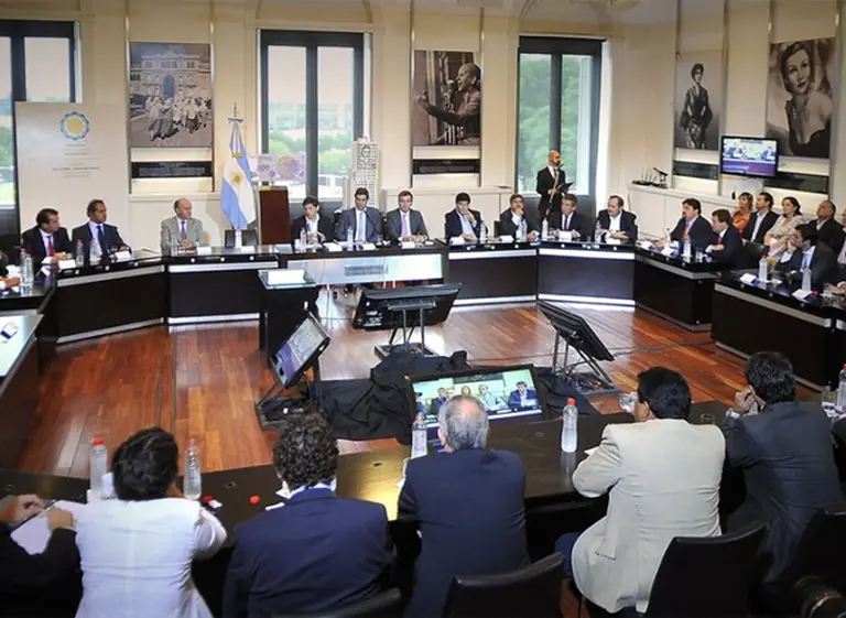 Los gobernadores de 15 provincias ponen un "techo" del 25% a las negociaciones paritarias