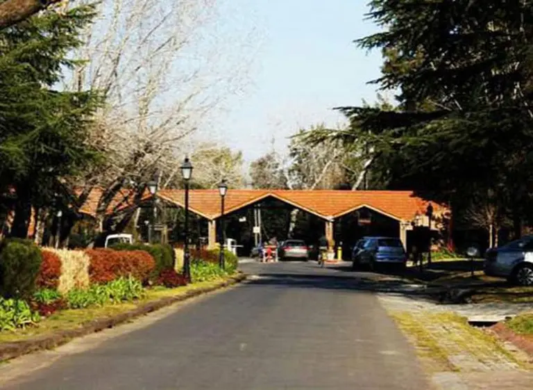 Robo comando en el country Los Lagartos de Pilar: buscan a los ladrones casa por casa