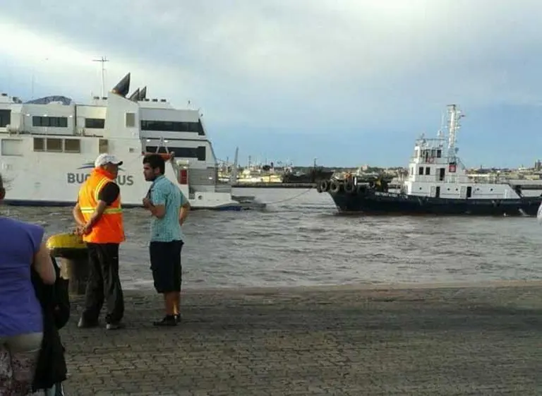 El Buque Francisco de Buquebus chocó contra la escollera del puerto de Montevideo