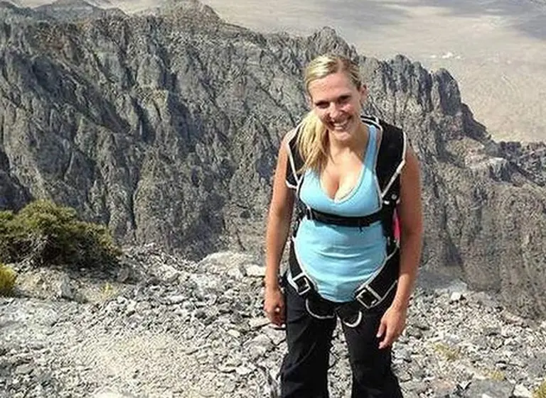 Saltaron en paracaí­das después de casarse y ella falleció por una falla en el equipo