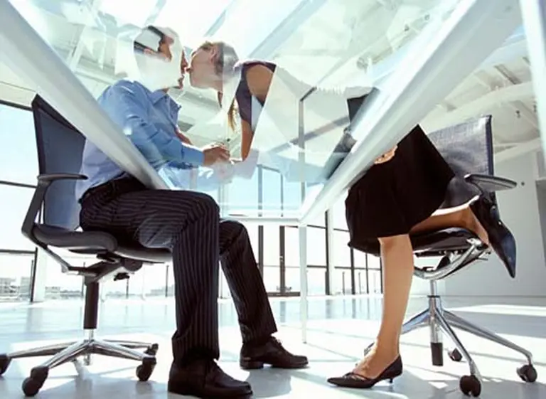 ¿Puede triunfar el amor entre compañeros de trabajo?