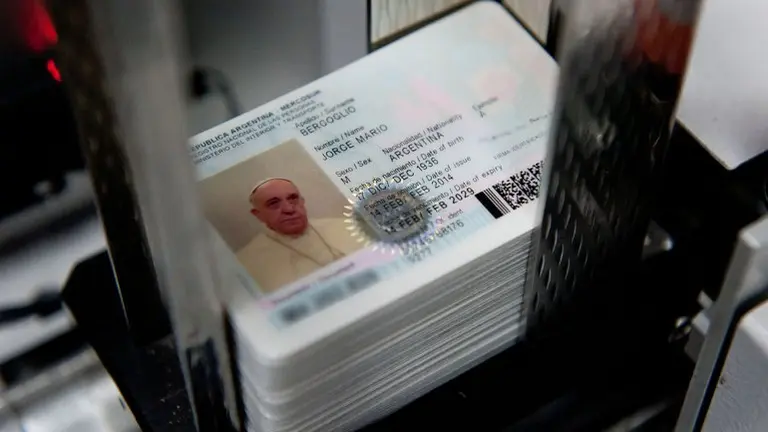 El papa Francisco renueva su pasaporte y DNI para viajar por el mundo como argentino