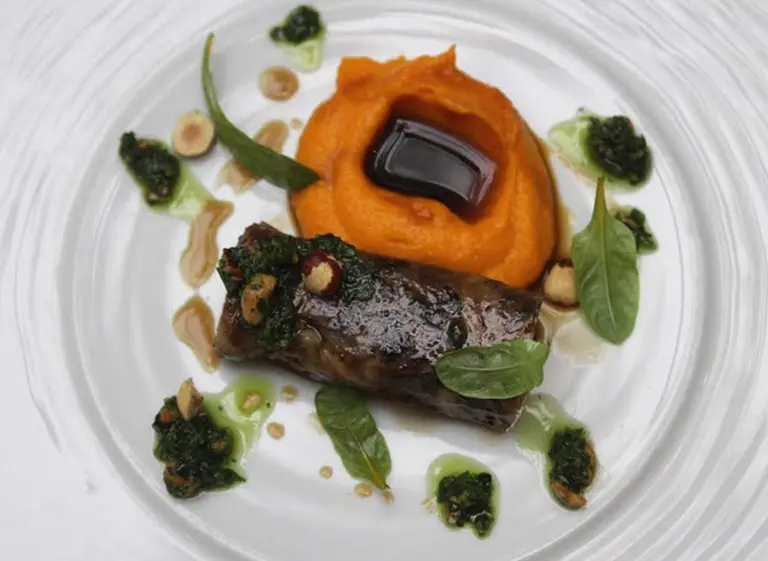 Receta de lujo de Algodon Mansion: bife de cordero relleno con puré de zapallo anco y naranja