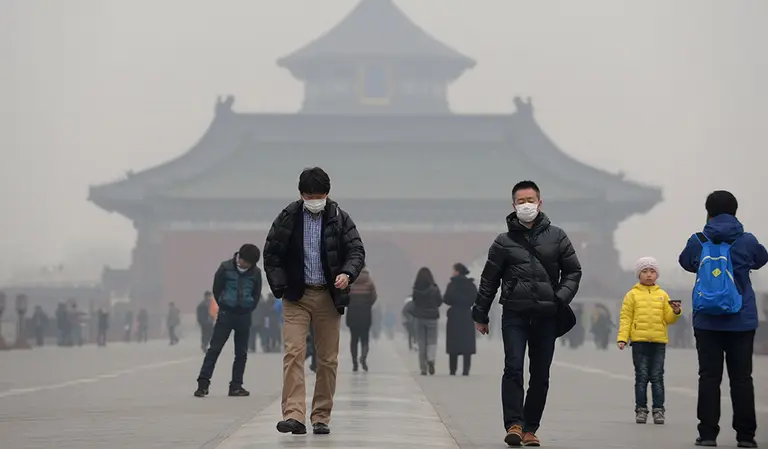 El smog en China espanta al talento laboral extranjero, según un sondeo
