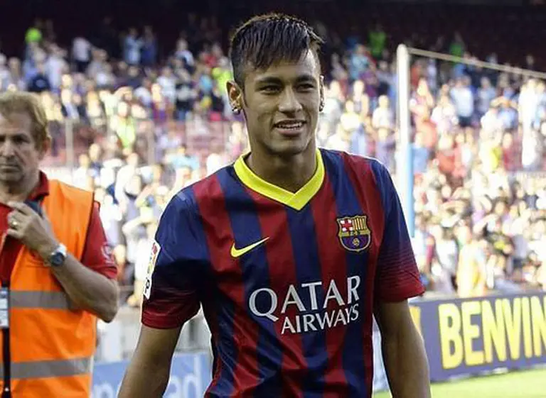 A lo Julio Grondona, Neymar se tatuó en el cuello la frase "Todo pasa"