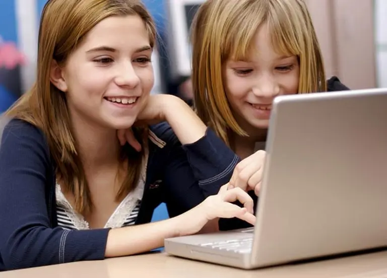 Nuevas computadoras y "chiches" tecnológicos renuevan el regreso al colegio de los más chicos