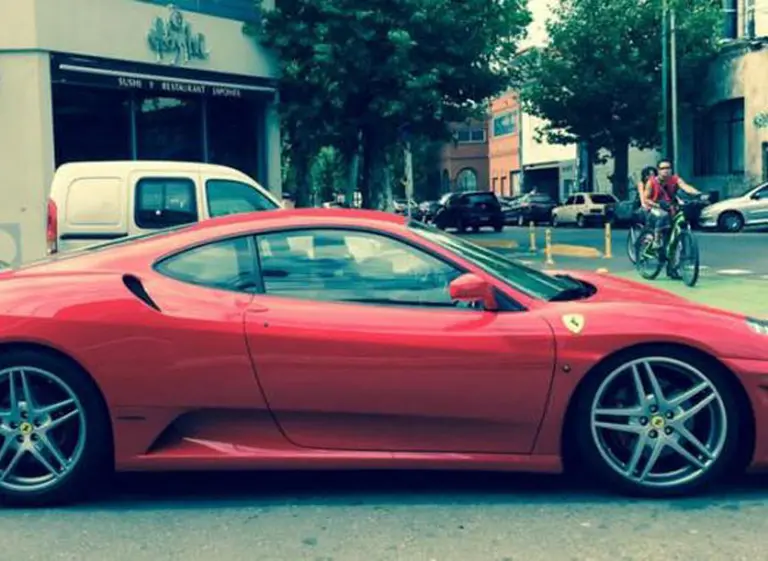 Sin su Audi TT, Fariña ahora se muestra con una Ferrari roja en pleno Palermo