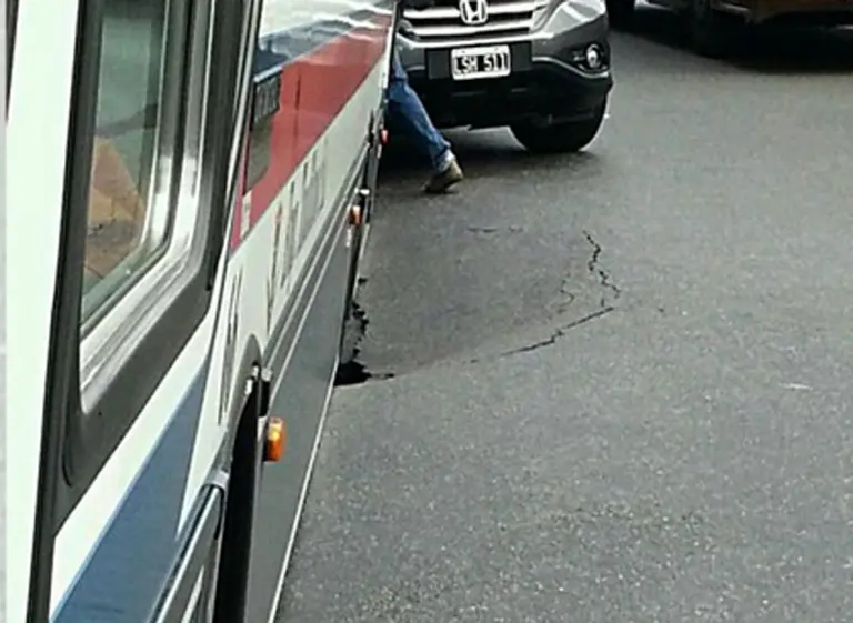 Insólito: un colectivo quedó "atrapado" en un bache en pleno microcentro porteño