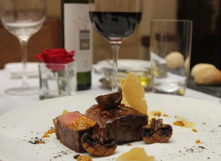 Receta de lujo, by Algodon Mansion: bife de novillo a la leña, pickles de mostaza, hongos y papas crocantes