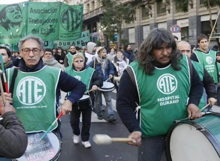 ATE amenaza con "paralizar el Estado" y "convertir a los ministerios en una trinchera" si hay despidos