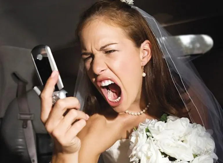 Le retuvieron el vestido de novia en la Aduana y tiene miedo de no llegar al casamiento