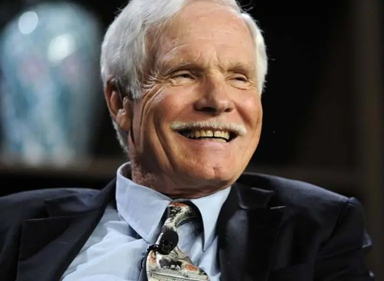 Ted Turner avanza en la compra de medios de la región y se queda con CNN Chile