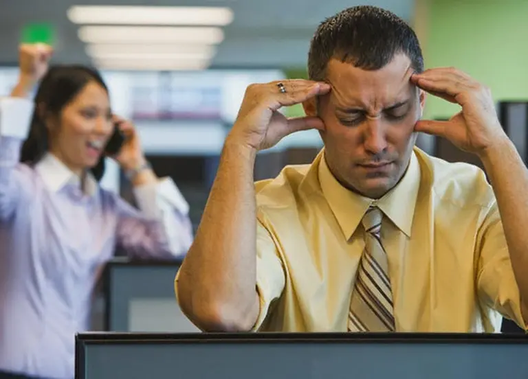 ¿Qué medidas se deben tomar para disminuir el ruido en la oficina?