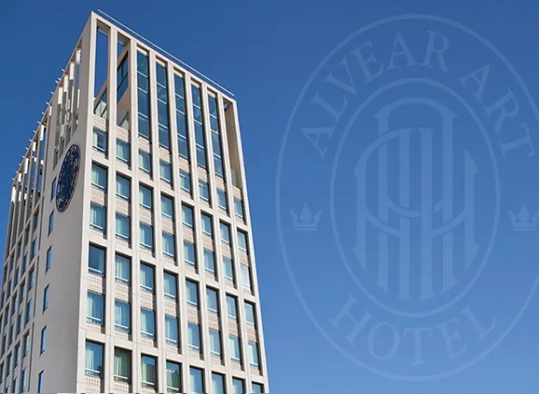 Alvear Art Hotel implementa un sistema "on demand" desde el TV de la habitación
