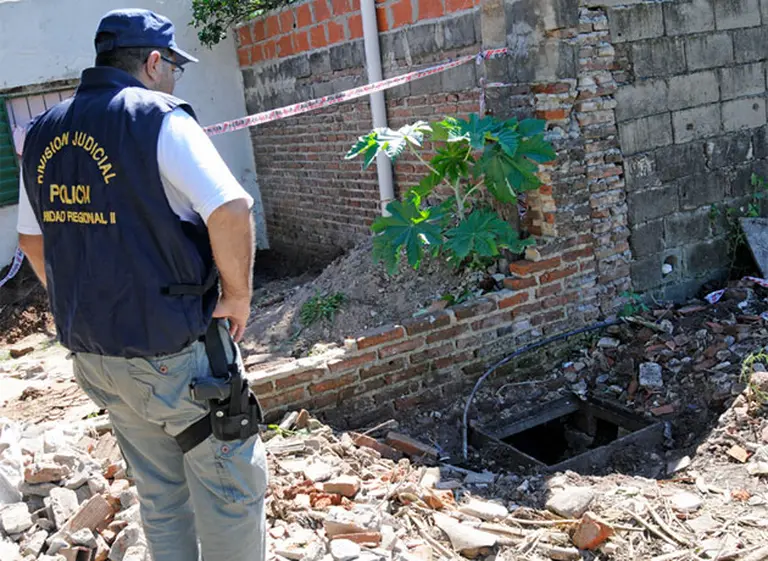 Descubren un túnel y palomas mensajeras de un grupo narco en Rosario