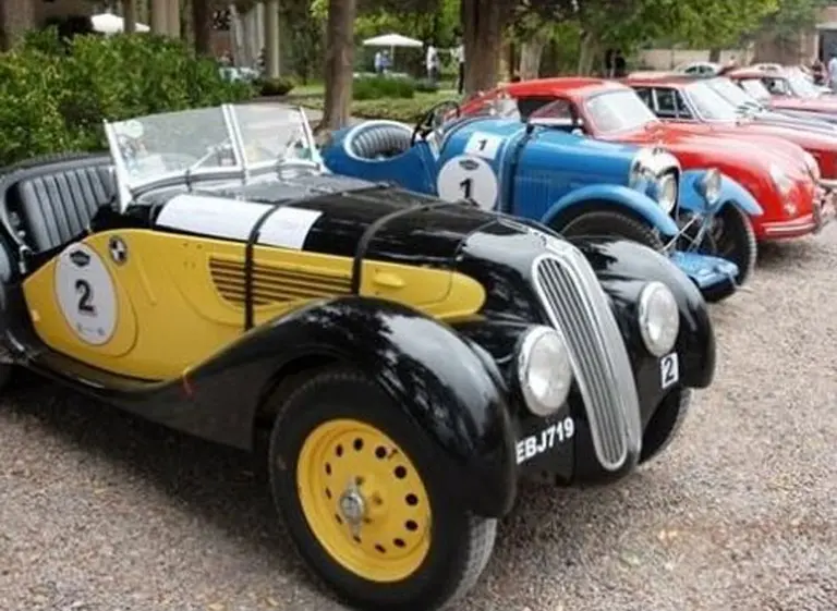 Los autos clásicos se preparan para el "Rally de las Bodegas"