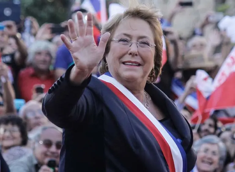 En su primer dí­a como presidenta de Chile, Bachelet avanzó sobre la reforma educativa