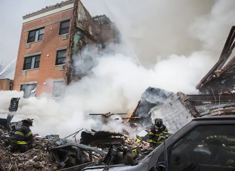 Explosión y derrumbe de dos edificios de Nueva York: hay al menos dos muertos
