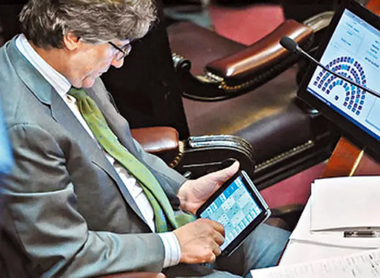 Aburrido con el informe de Capitanich en el Senado, Boudou se puso a jugar al Sudoku en plena sesión