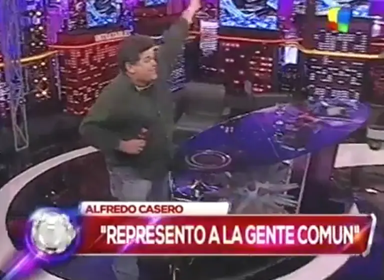 Casero, en llamas con un panelista de "Intratables",  dejó el programa mientras estaba en el aire