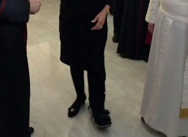 Cristina Kirchner llegó tarde y con una bota al encuentro con Francisco porque sufrió un esguince