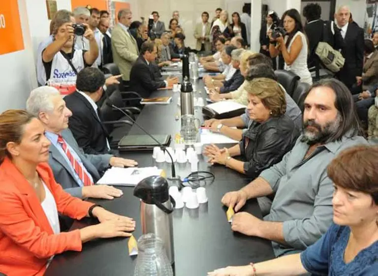 Docentes: el Gobierno bonaerense seguirá la negociación pero "con los chicos en las aulas"