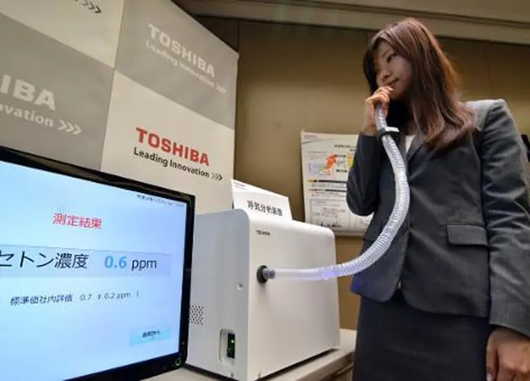 Toshiba crea un medidor de aliento que detecta la combustión de grasa