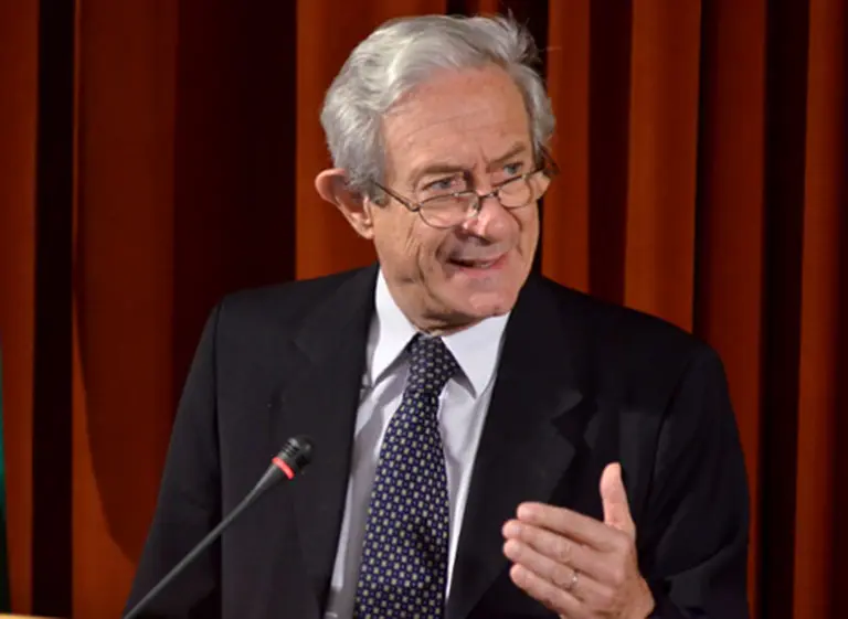 Llach: "Es clave que la inexorable devaluación que viene sea eficaz"